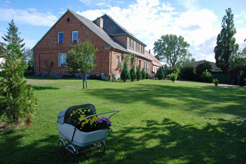 Ferienwohnungen Im Gutshaus Gnies Bagian luar foto