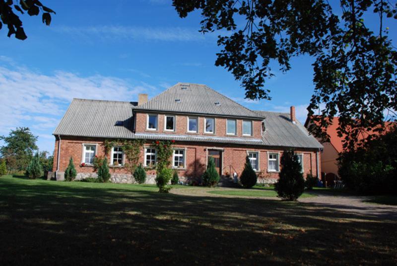 Ferienwohnungen Im Gutshaus Gnies Bagian luar foto